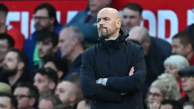 Manajer Manchester United Erik ten Hag menyaksikan jalannya pertandingan Liga Inggris saat melawan Manchester City di Old Trafford, Minggu, 29 Oktober 2023. (Paul ELLIS / AFP)
