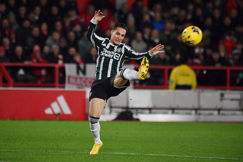 Aksi Antony dalam laga Nottingham Forest vs Manchester United pada pekan ke-20 Premier League 2023/2024, Minggu (31/12/2023) dini hari WIB. (c) AP Photo/Rui Vieira