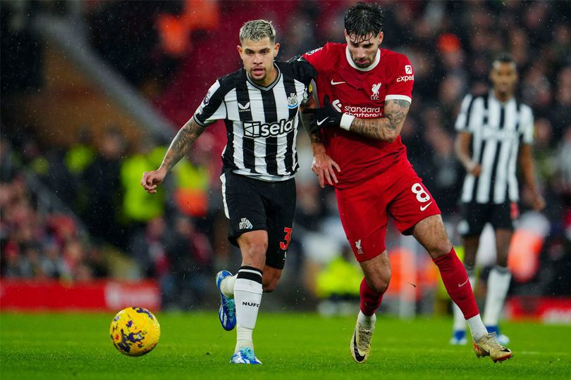 Duel antara gelandang Newcastle, Bruno Guimaraes dan gelandang Liverpool, Dominik Szoboszlai paada laga pekan ke-20 Liga Inggris 2023/2024, Selasa (2/1/2024) WIB. (c) AP Photo/Jon Super
