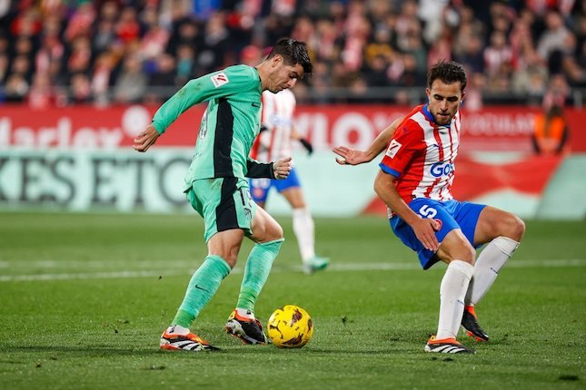 Eric Garcia membayangi Alvaro Morata dalam laga La Liga antara Girona vs Atletico Madrid, Kamis (4//1/2024). (c) Atleti Official
