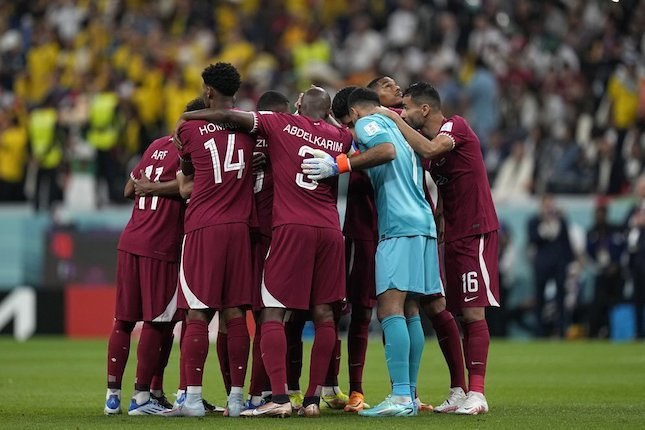 Timnas Qatar jelang duel lawan Ekuador di laga pembuka Grup A Piala Dunia 2022 di Al Bayt Stadium, Al Khor, Qatar, Minggu (20/11/2022) malam WIB. (c) AP Photo/Ariel Schalit

