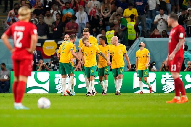 Selebrasi pemain Australia setelah Mathew Leckie mencetak gol ke gawang Denmark yang membawa mereka lolos ke 16 besar Piala Dunia 2022. (c) AP Photo/Aijaz Rahi
