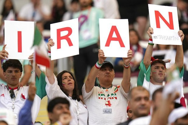 Fans Iran ketika mendukung negara mereka bertanding melawan Inggris di laga perdana Grup B Piala Dunia 2022 di Khalifa International Stadium. (c) AP Photo/Alessandra Tarantino

